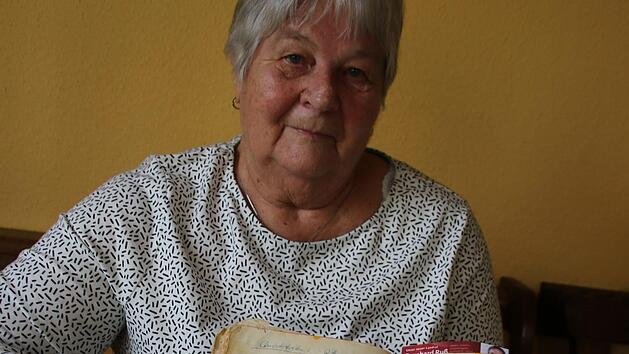 Billhilde Pflaum aus Stettfeld sammelt Rezepte aus Magazinen und dem alten Rezeptbuch ihrer Stiefmutter. Sie testet sie aus, wandelt sie gegebenenfalls ab und schreibt diese in ihrem eigenen Buch auf.  Foto: Jutta Rudel