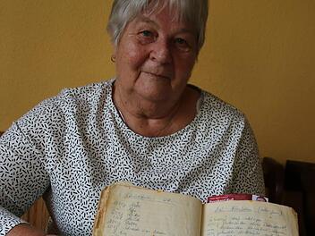 Billhilde Pflaum aus Stettfeld sammelt Rezepte aus Magazinen und dem alten Rezeptbuch ihrer Stiefmutter. Sie testet sie aus, wandelt sie gegebenenfalls ab und schreibt diese in ihrem eigenen Buch auf.  Foto: Jutta Rudel