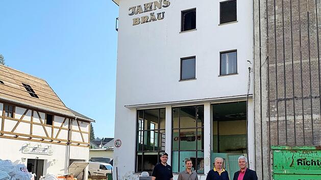 Bauleiter Elias Richter (Fa. Richter-Triga), Dipl.-Ing. Gerald Deinzer (Ingenieurb&uuml;ro Pedall), Gesch&auml;ftsf&uuml;hrer Waldemar Betz (JAB Immobilien) und Erster B&uuml;rgermeister Timo Ehrhardt (von links) verschafften sich einen &Uuml;berblick zum Fortgang der Abbrucharbeiten auf dem Jahns-Br&auml;u-Areal. Foto: Frank Ziener