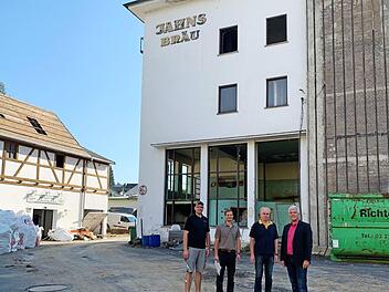 Bauleiter Elias Richter (Fa. Richter-Triga), Dipl.-Ing. Gerald Deinzer (Ingenieurbüro Pedall), Geschäftsführer Waldemar Betz (JAB Immobilien) und Erster Bürgermeister Timo Ehrhardt (von links) verschafften sich einen Überblick zum Fortgang der Abbrucharbeiten auf dem Jahns-Bräu-Areal. Foto: Frank Ziener