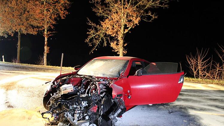 Bei zwei Unfällen sind am 2. Dezember bei Bad Brückenau jeweils zwei Fahrzeuge im Gegenverkehr zusammengeprallt. Fünf Personen wurden verletzt, einer davon lebensgefährlich. Das Foto entstand bei dem Unfall bei Römershag.