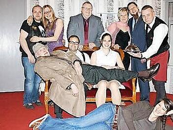 Die Theatergruppe "Alte Scheune" aus Wetzhausen mit Regisseurin Mahela Wiedner (vorne liegend).  Foto: Theatergruppe Wetzhausen