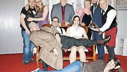 Die Theatergruppe "Alte Scheune" aus Wetzhausen mit Regisseurin Mahela Wiedner (vorne liegend).  Foto: Theatergruppe Wetzhausen