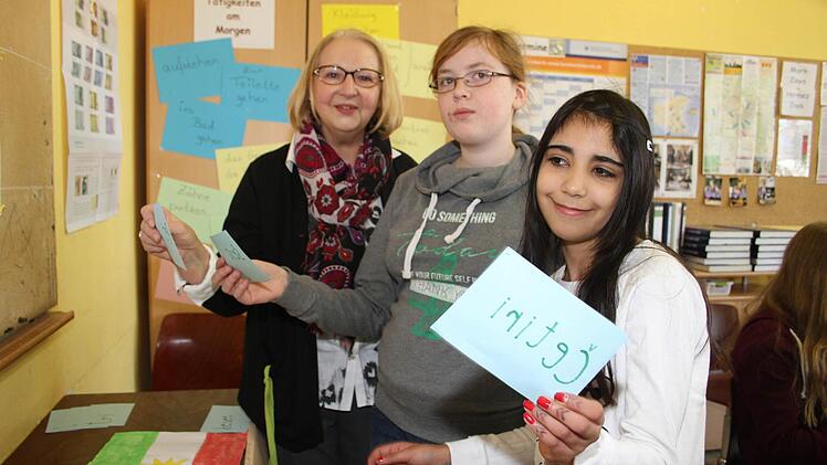 Yasmin Aydin und Celine Webersinke suchen mit Schulleiterin Heidi Koblofsky Zahlen. Foto: Sonja Adam