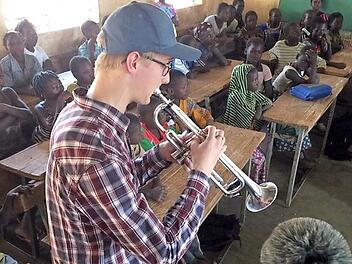 Lars Töpperwien spielte in einer Schule in Kaya Trompete.  Foto: privat