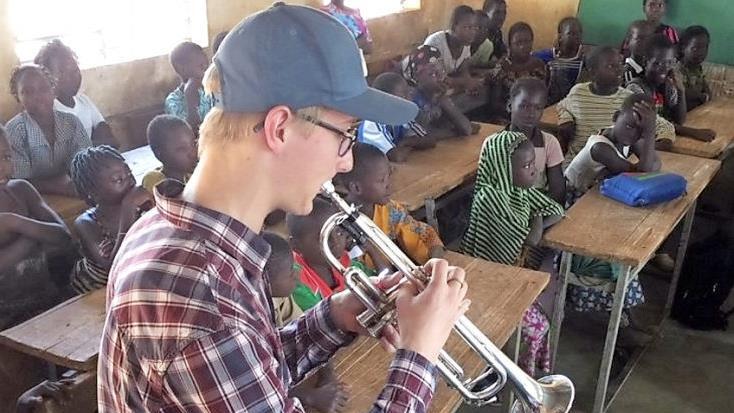 Lars Töpperwien spielte in einer Schule in Kaya Trompete.  Foto: privat