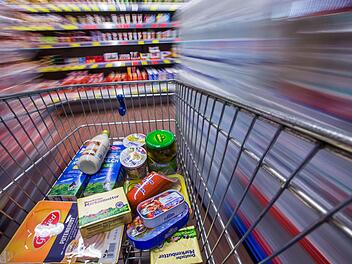 Lebensmitteleinkauf: In Deutschland wird der immer teurer. Ein Grund: Es gibt kaum noch Preiskampf. Symbolfoto: Jens Büttner/dpa
