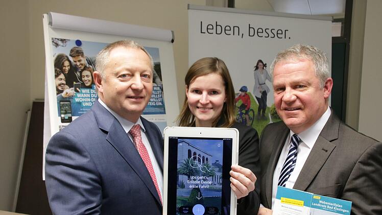Landrat Thomas Bold (von links), Anja Baniewicz von der DB Regio Bus und Michael Schäder, Nahverkehrsbeauftragter des Kreises, schauen sich die neue Mobilitäts-App an. Die gedruckten Busfahrpläne und die Karte mit dem Wabentarif gibt der Kreis aber trotzdem weiter raus. Foto: Ralf Ruppert