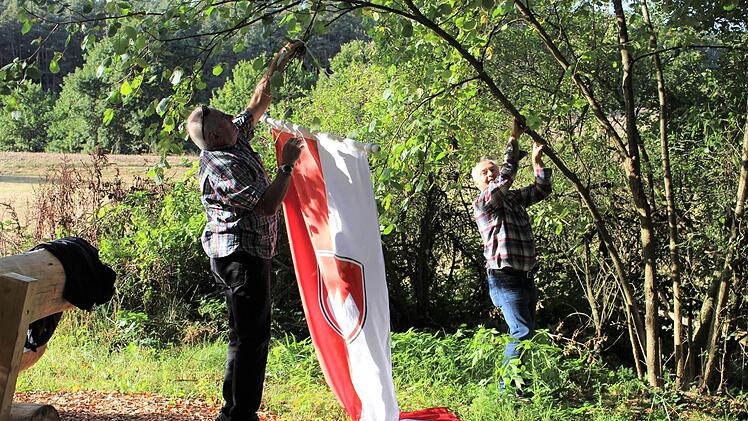 Hans Feth (links) und Hermann Popp hissen an dem historischen Platz die fränkische Fahne.    Foto: Evi Seeger