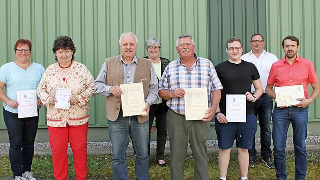Beim Kleintierzuchtverein Thurnau wurden mit (von links) Ingrid Weigel und Marianne Springer treue Mitglieder ausgezeichnet. Hans-Peter Herrmannsd&ouml;rfer und Konrad H&ouml;sch wurden zu Ehrenmitgliedern ernannt. Auch Jonas Ulbrich und Werner R&uuml;ger wurden vom Vorsitzenden Helmut Ulbrich (Zweiter von rechts) f&uuml;r ihre Treue geehrt. F&uuml;r den Markt Thurnau gratulierte Brigitte Soziaghi (hinten Mitte).