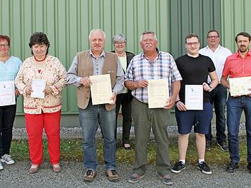Beim Kleintierzuchtverein Thurnau wurden mit (von links) Ingrid Weigel und Marianne Springer treue Mitglieder ausgezeichnet. Hans-Peter Herrmannsdörfer und Konrad Hösch wurden zu Ehrenmitgliedern ernannt. Auch Jonas Ulbrich und Werner Rüger wurden vom Vorsitzenden Helmut Ulbrich (Zweiter von rechts) für ihre Treue geehrt. Für den Markt Thurnau gratulierte Brigitte Soziaghi (hinten Mitte).