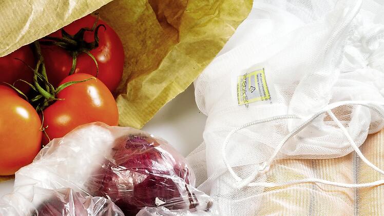 Gemüse-Einkauf: Mitgebrachte Gemüsenetze helfen, Plastik- und anderen Verpackungsmüll zu vermeiden.