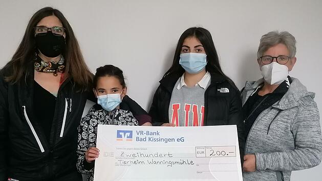 Erziehungsleiterin Christine Benkert (links) und  Tatjana Mangold (rechts, systemische Familientherapeutin) sowie die beiden Mädchen (sollen nicht namentlich erwähnt) werden, die Mitglieder des Kinderdorfrates und Senates sind, freuen sich über die Spendengelder, die nun  an das Tierheim gehen. Foto: Evelyn Schneider