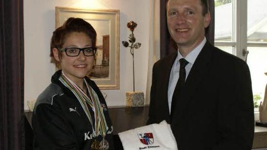 Das war eine Premiere für Bürgermeister Michael Ziegler: Die junge Keglerin Christina Neundörfer ist die erste Eltmannerin, die einen Weltmeistertitel errungen hat. Dazu gratulierte der Bürgermeister herzlich. Fotos: sw