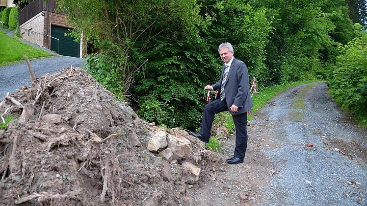 Bürgermeister Diersch vor dem angeschwemmten Unrat (Bild vom Juli).
