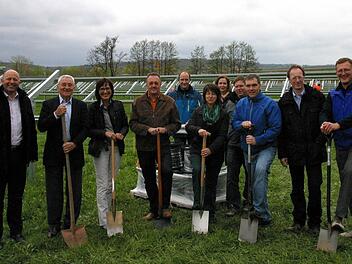 Während sich die Beteiligten zum Spatenstich am Rande von Großheirath aufstellten, wurde bereits im Hintergrund emsig am den Modulen gearbeitet (vorn, von links): Oliver Partheymüller, Udo Möhrstedt, Andrea Starker, Bürgermeister Udo Siegel, Marion Meder, Thomas Schnapp, Uwe Fischer und Thomas Schaller, dahinter die Gemeinderäte (von links) Elmar Schramm, Gabriele Möslein-Treiber und Jens Beland. Foto: Bettina Knauth