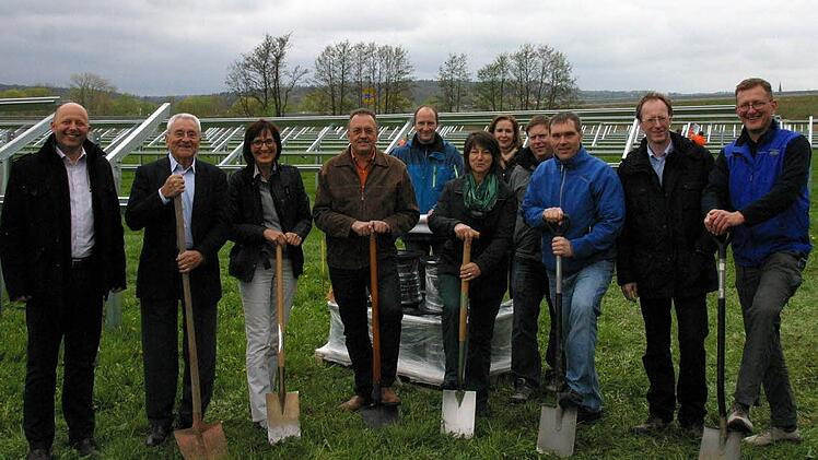 Während sich die Beteiligten zum Spatenstich am Rande von Großheirath aufstellten, wurde bereits im Hintergrund emsig am den Modulen gearbeitet (vorn, von links): Oliver Partheymüller, Udo Möhrstedt, Andrea Starker, Bürgermeister Udo Siegel, Marion Meder, Thomas Schnapp, Uwe Fischer und Thomas Schaller, dahinter die Gemeinderäte (von links) Elmar Schramm, Gabriele Möslein-Treiber und Jens Beland. Foto: Bettina Knauth