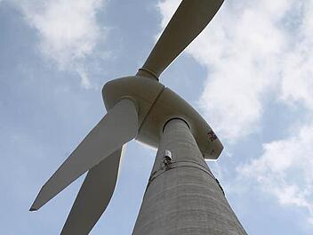 Das Thema Windkraft erhitzt in Hollfeld und Umgebung weiterhin die Gemüter. Nach dem Scheitern der Bürgerentscheide fordert die Bürgerinitiative in einem Schreiben an die Rechtsaufsicht nun die Annullierung der Abstimmung.  Foto: Archiv