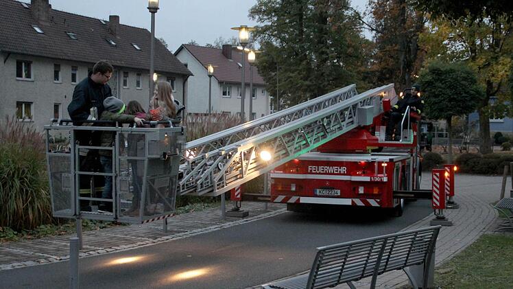 Eine große Feuerwehrleiter vor dem Krankenhaus ermöglichte windige Höhenflüge und der Besuch eines echtes Krankenwagens stellte die Arbeit im Rettungsdienst vor. Foto: Mariell Dörrschmidt
