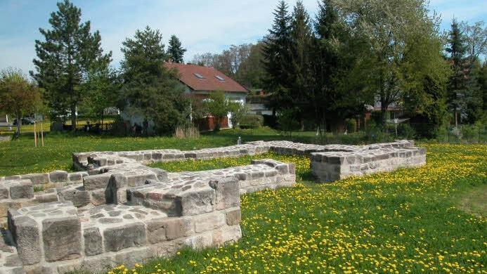 Die Tüschnitzer Niederungsburg ist eine archäologische Sensation. Im Rahmen der Dorferneuerung wurden die Grundmauern in der Ortsmitte wieder aufgebaut. Foto: privat