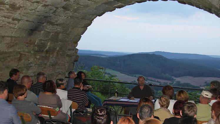 Zwar ein paar Jahrhunderte jünger als die Kelten-Siedlung auf dem Staffelberg, die in den nächsten Jharen wieder rekonstruiert werden soll, aber die Ruine Altenstein bildete hoch über dem Weisachgrund ein ansprechendes Ambiente für die über zwei Stunden dauernde Lesung. Foto: Ralf Kestel