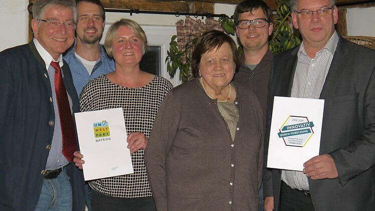 Ehrungen gab es im Doppelpack: Bayerns ehemaliger Umweltminister Thomas Goppel und die Brauersfamilie mit Maximilian Döllinger, Maria Döllinger, Elisabeth Döllinger, Lorenz Döllinger und Oskar Döllinger (von links) beim Festakt im Bräustübla.