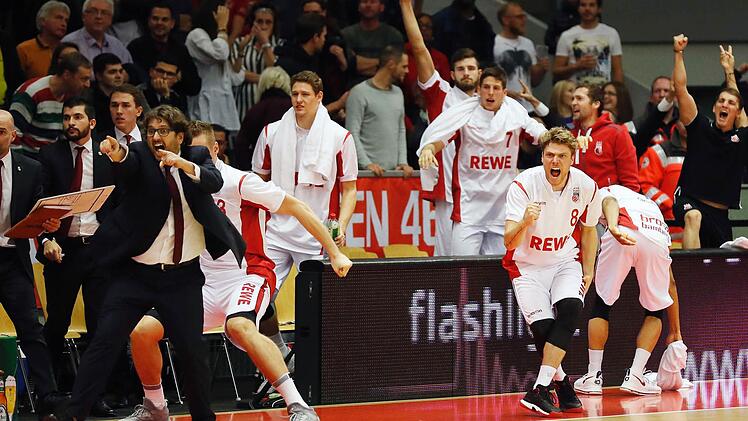 Jubel auf der Bamberger Bank nach den Punkten von Darius Miller kurz vor Schluss.