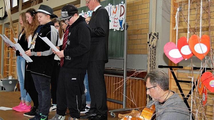 Mit seiner 7. Klasse sang Wolfgang Halbig (Mitte) zum Abschied ein Lied; an der Gitarre: Hubert Götz. Foto: Sigismund von Dobschütz