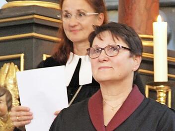 Barbara Karittke ist die neue Prädikantin im Dekanat Thurnau, im Hintergrund Dekanin Martina Beck Foto: Katharina Müller-Sanke