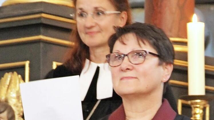 Barbara Karittke ist die neue Prädikantin im Dekanat Thurnau, im Hintergrund Dekanin Martina Beck Foto: Katharina Müller-Sanke