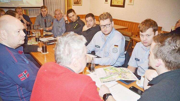Sicherheit geht vor. Unter diesem Motto trafen sich Verantwortliche für den Faschingsumzug in Rothenkirchen und stellten gemeinsam ein Sicherheitskonzept auf. Fotos: K.-H. Hofmann