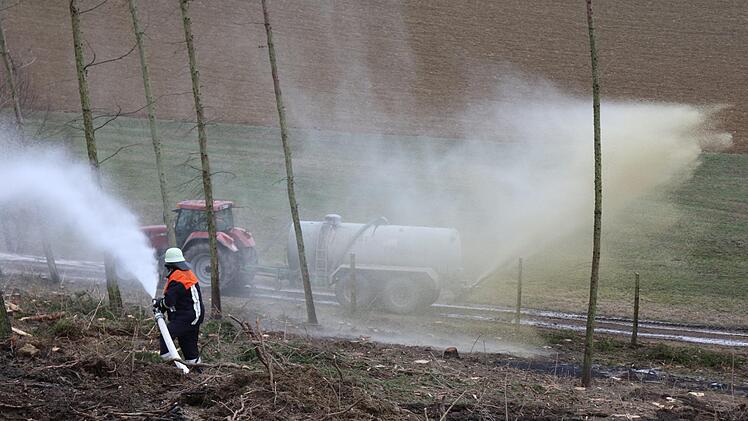 Trockenes Holz auf trockener Erde war ein gutes Futter für das Feuer. Es konnte innerhalb von zwei Stunden vollständig gelöscht werden. Foto: Michael Stelzner