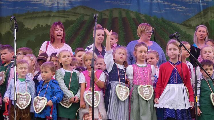 Die Sander Kindergartenkinder sangen das Weinfestlied.