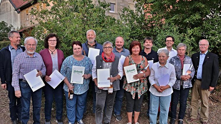 Ehrungen in Köslau. Das Foto zeigt von links: Guntram Ulsamer, Fritz und Helga Haseloff, Beate Vierneusel, Burkard und Inge Gehring, Rainer Vierneusel, Ingrid und Horst Wolfschmidt, Irene Denninger, Gerhard Ploch, Friedlinde Wolfschmidt und Wolfgang Jagla.  Fotos: Helmut Will