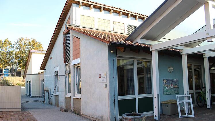 Altbestand (rechts) und Neubau (links) bilden architektonisch eine Einheit. Foto: Julia Raab