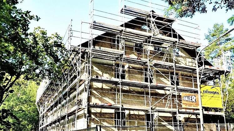 Mit Hochdruck wird derzeit an der Sanierung der bergmännischen Rentei aus dem Jahr 1847 gearbeitet. Dachdecker- und Klempnerarbeiten sind bereits abgeschlossen.  Fotos: Gerd Fleischmann