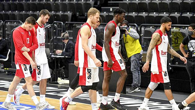 Mit h&auml;ngenden K&ouml;pfen verlie&szlig;en die Bamberger Spieler nach der ungl&uuml;cklichen Niederlage in Hamburg das Spielfeld. Daniel L&ouml;b