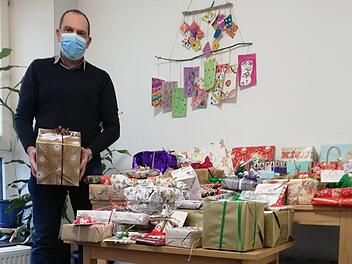 Alexander Schmidt freut sich über die gute Resonanz auf die Wunschbaumaktion. 86 Geschenke kamen zusammen.Foto: Heike Beudert