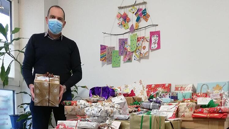 Alexander Schmidt freut sich über die gute Resonanz auf die Wunschbaumaktion. 86 Geschenke kamen zusammen.Foto: Heike Beudert
