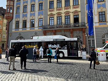 Gro&szlig;e Nachfrage nach kostenlosen Schnelltests gab es am Samstag vor dem Testmobil auf dem Coburger Marktplatz.Foto: Stadt Coburg
