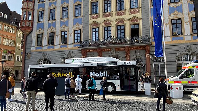 Gro&szlig;e Nachfrage nach kostenlosen Schnelltests gab es am Samstag vor dem Testmobil auf dem Coburger Marktplatz.Foto: Stadt Coburg