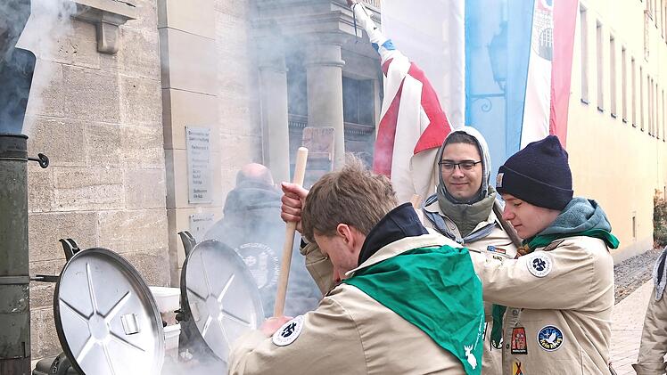 Vor der alten Aula hatten die Pfadfinder eine Gulaschkanone aufgebaut, in welcher der Eintopf garkochte.