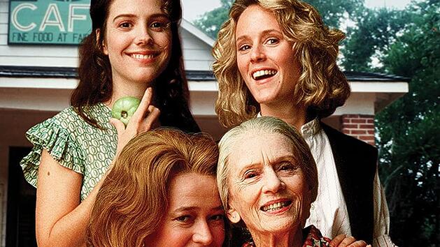 Ein Kultfilm der 90er-Jahre: In "Gr&uuml;ne Tomaten" (1991) erz&auml;hlt die Altersheimbewohnerin Ninny (Jessica Tandy) der frustrierten Hausfrau Evelyn (Kathy Bates) von den Abenteuern, die Ruth (Mary-Louise Parker) und Idgie (Mary Stuart Masterson) einst zwischen den beiden Weltkriegen erlebten.