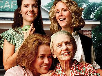 Ein Kultfilm der 90er-Jahre: In "Gr&uuml;ne Tomaten" (1991) erz&auml;hlt die Altersheimbewohnerin Ninny (Jessica Tandy) der frustrierten Hausfrau Evelyn (Kathy Bates) von den Abenteuern, die Ruth (Mary-Louise Parker) und Idgie (Mary Stuart Masterson) einst zwischen den beiden Weltkriegen erlebten.