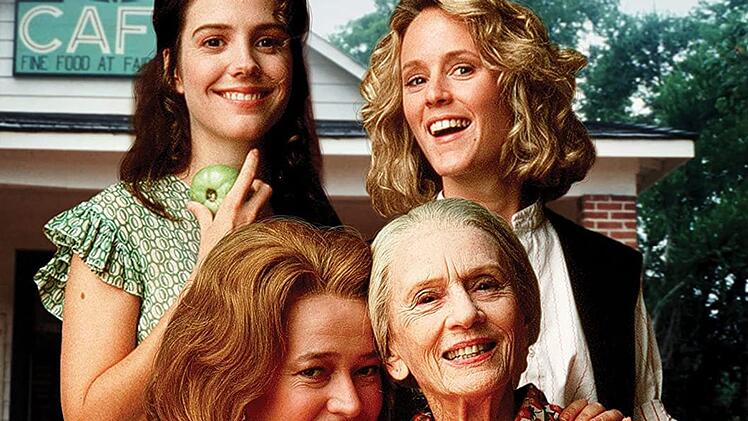 Ein Kultfilm der 90er-Jahre: In "Gr&uuml;ne Tomaten" (1991) erz&auml;hlt die Altersheimbewohnerin Ninny (Jessica Tandy) der frustrierten Hausfrau Evelyn (Kathy Bates) von den Abenteuern, die Ruth (Mary-Louise Parker) und Idgie (Mary Stuart Masterson) einst zwischen den beiden Weltkriegen erlebten.