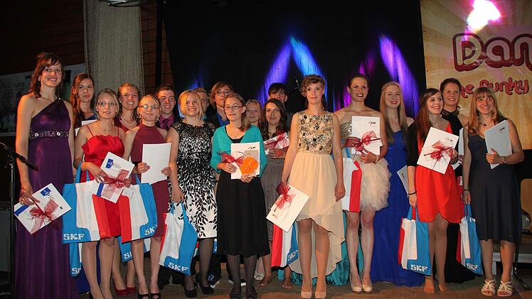 16 junge Frauen und Mäner wurden bei der Abiturfeier für besondere Leistungen geehrt. Foto: Heike Beudert