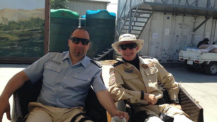 Bei der Ankunft in Kabul macht Jörg Braun (links) in einem befestigten Lager in Kabul Station. Hier sitzt er mit einem deutschen Kollegen aus Nordrhein-Westfalen vor einem Café. Ein paar Wochen später wird auf das Camp ein Sprengstoffanschlag verübt. Da hätte hier keiner sitzen dürfen.