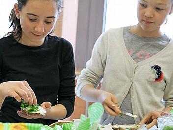 Viel Spaß bereitete den Schülern das Zubereiten der leckeren Brote. Fotos: Günther Geiling