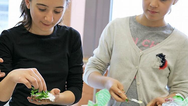 Viel Spaß bereitete den Schülern das Zubereiten der leckeren Brote. Fotos: Günther Geiling