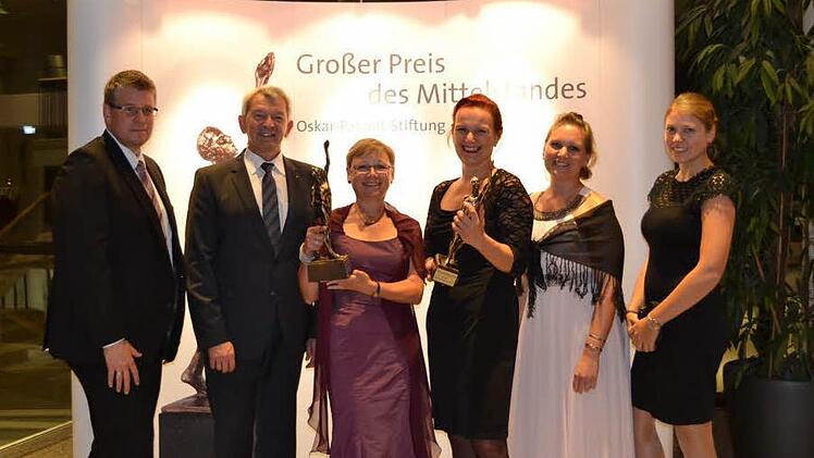Groß ist die Freude über die Auszeichnung bei Rainer Keis (von links), Landrat Johann Kalb, Inge Werb, Ruth Vollmar, Karolin Haltrich und Miriam Hohner.